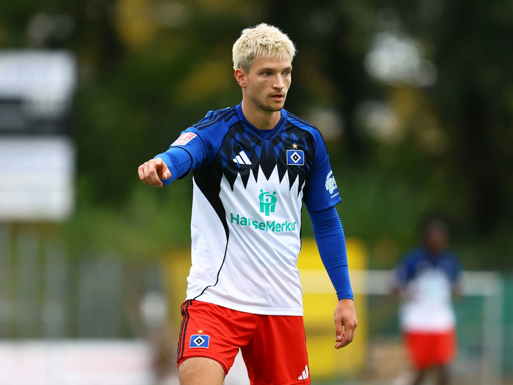 Noah Katterbach zeigt an, wohin er den Ball gespielt haben möchte.