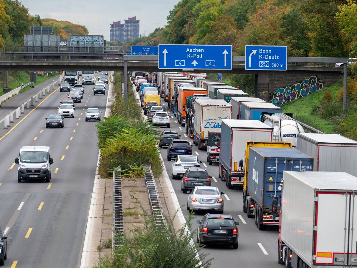 Autos und LKWs stehen im Stau.