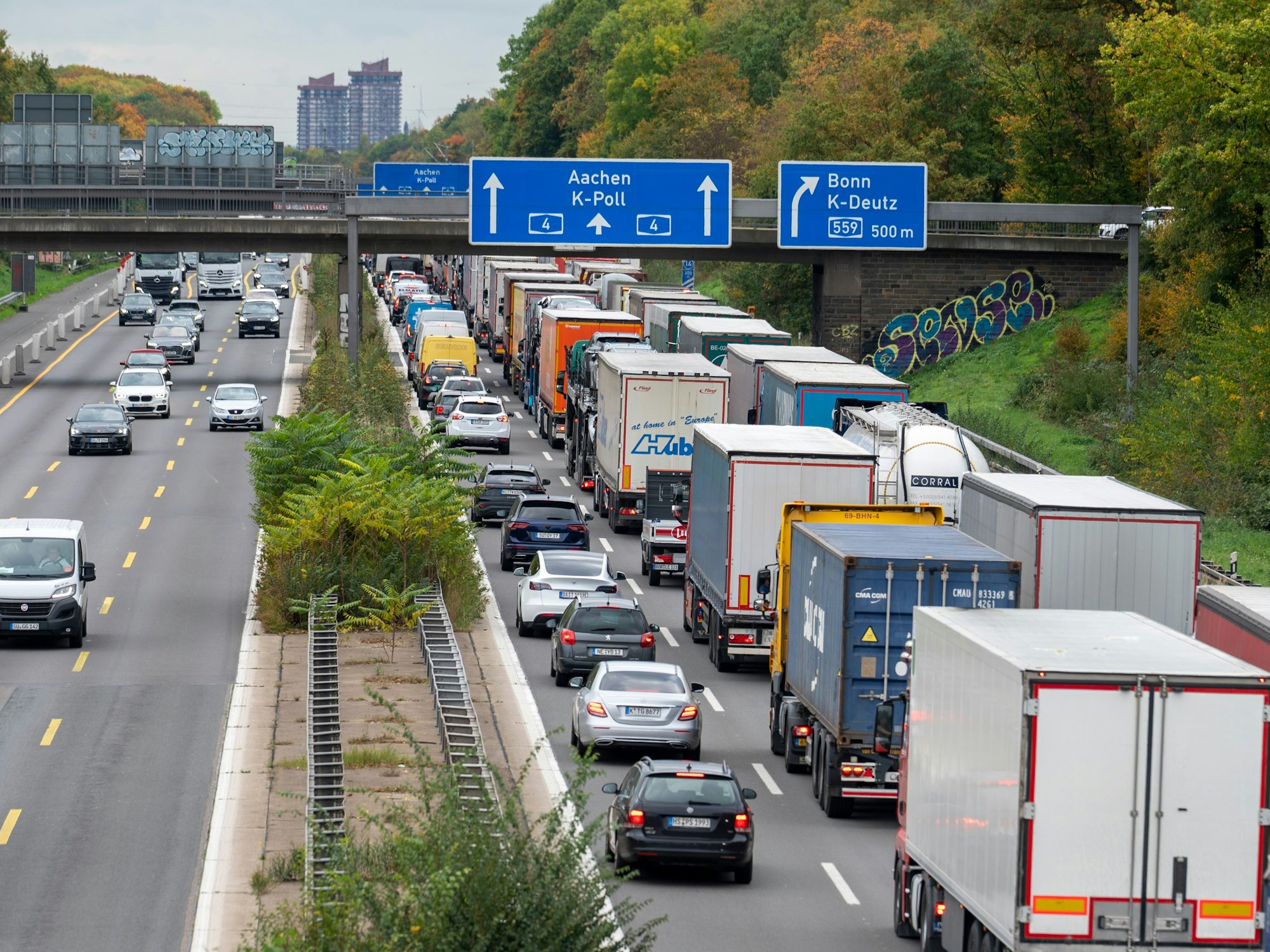Auf der Autobahn in Richtung Aachen stehen Pkw und Lkw im Stau.