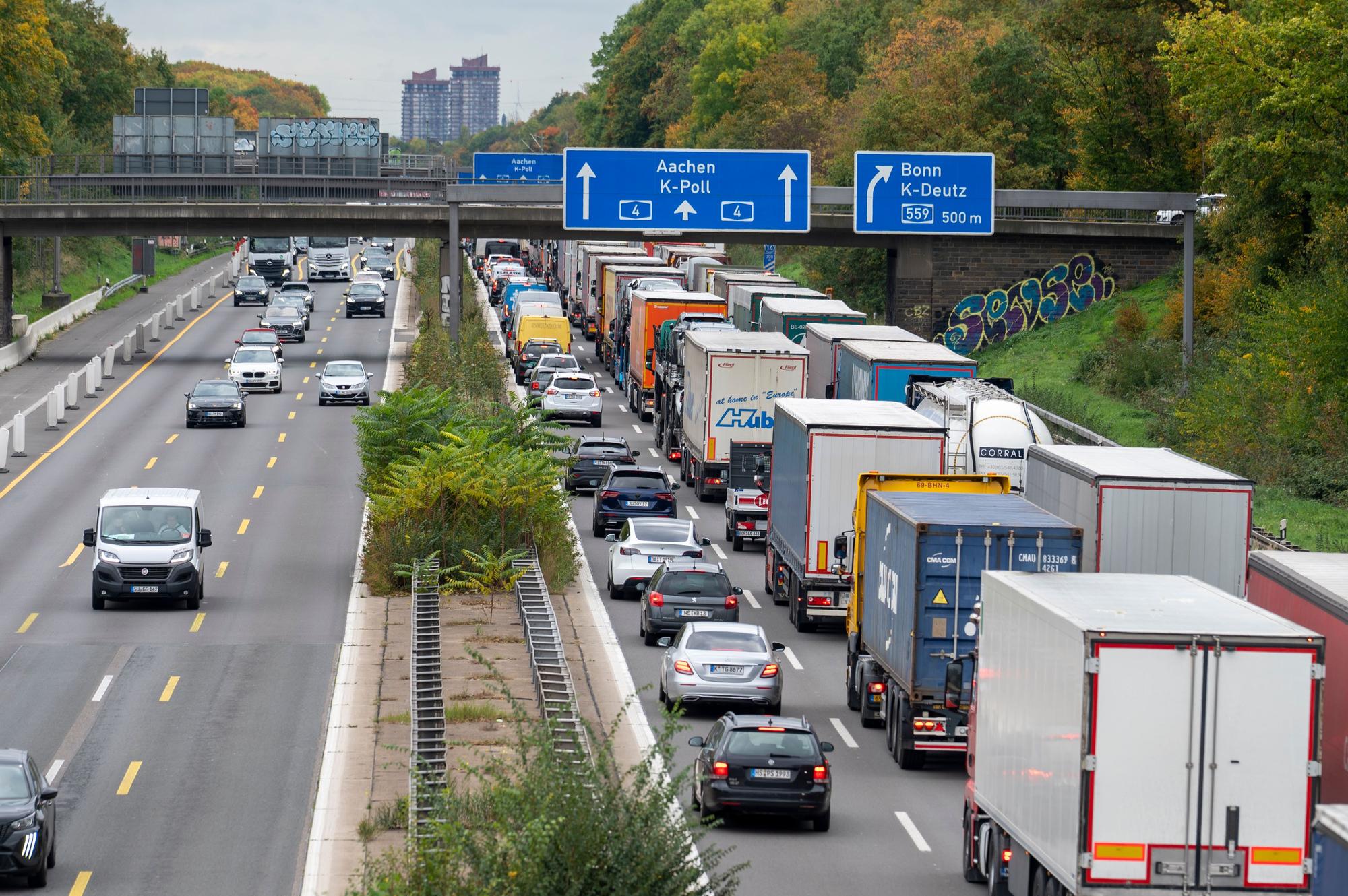 Autos und LKWs stehen im Stau.