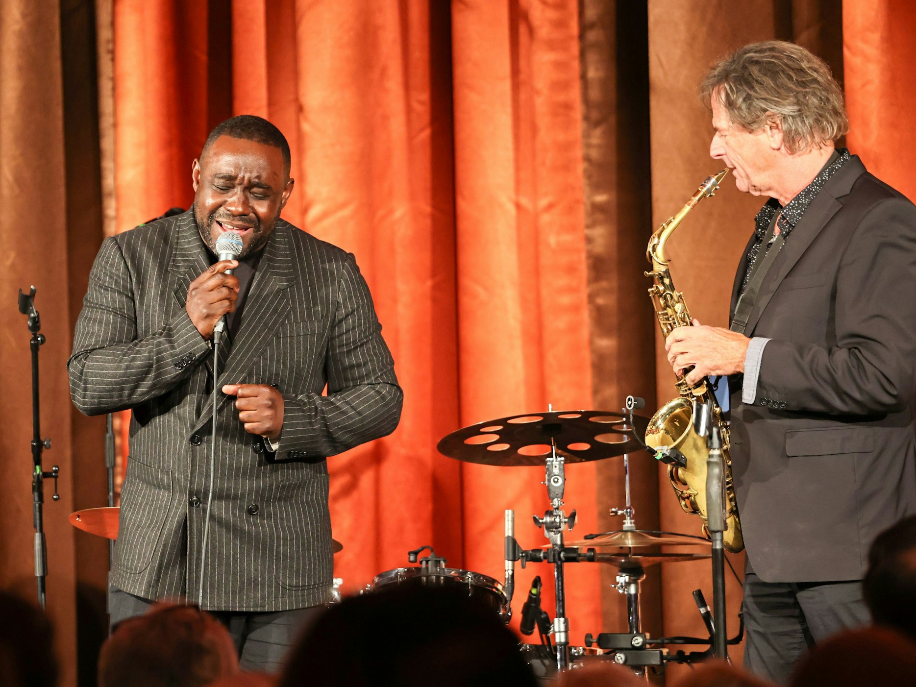 Nelson Müller singt bei der Verleihung des Ohrenordens.
