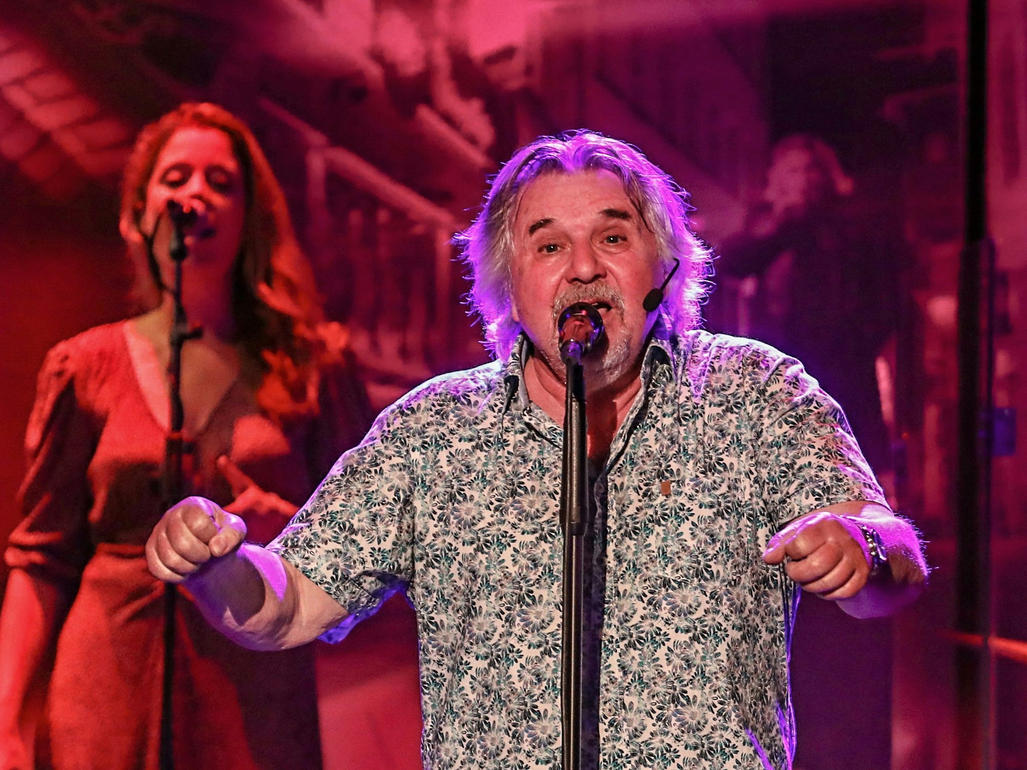 Tommy Engel singt auf der Bühne.