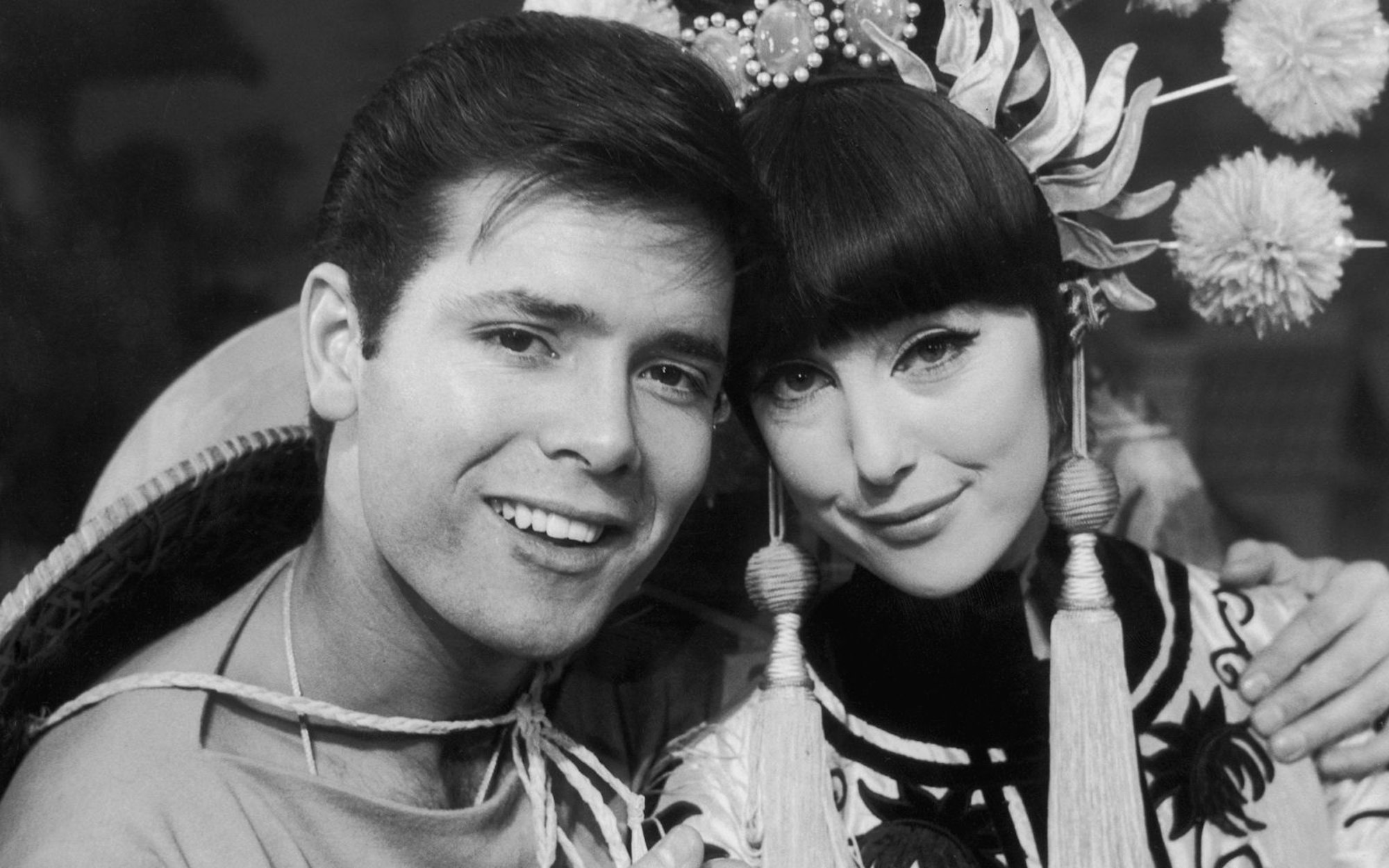 Cliff Richard war nie verheiratet, aber immer wieder liiert: Eine seiner Partnerinnen war zeitweise Schauspielerin Una Stubbs, die man hierzulande vor allem als „Sherlock“-Vermieterin Mrs. Hudson kennt. (Bild: Central Press/Hulton Archive/Getty Images)