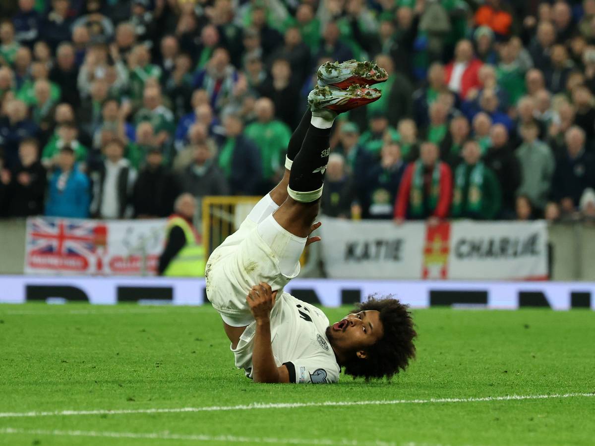 Karim Adeyemi liegt nach einer vergebenen Chance am Boden.