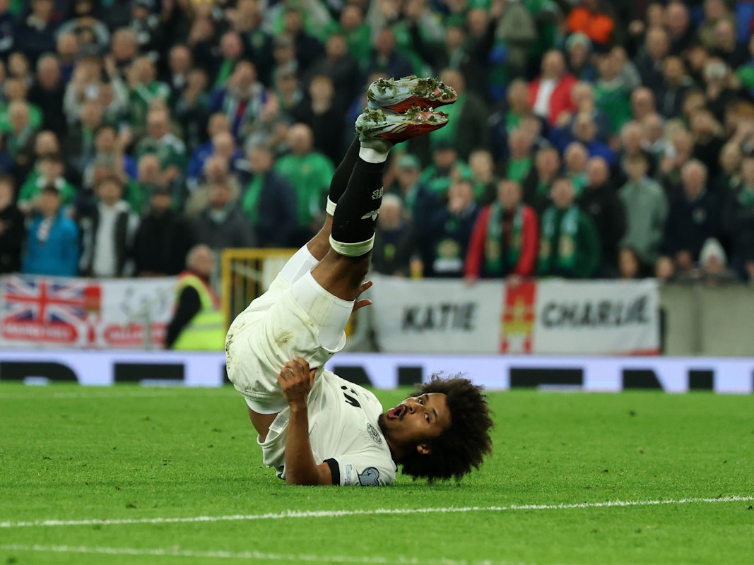 Karim Adeyemi liegt nach einer vergebenen Chance am Boden.