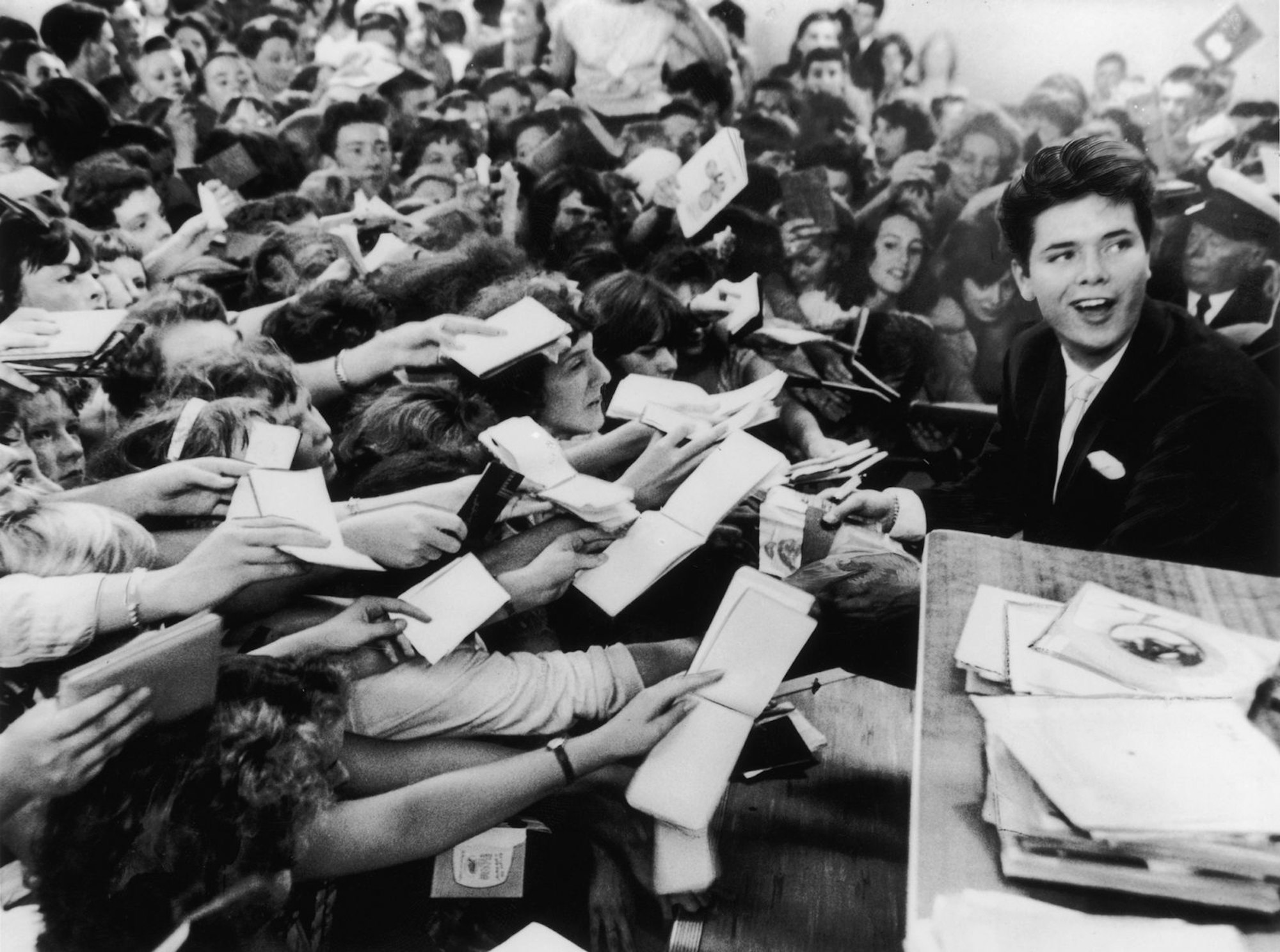 Ein Teenie-Idol: Der damals 18-jährige Cliff Richard wird von Fans bestürmt. (Bild: Keystone/Hulton Archive/Getty Images)