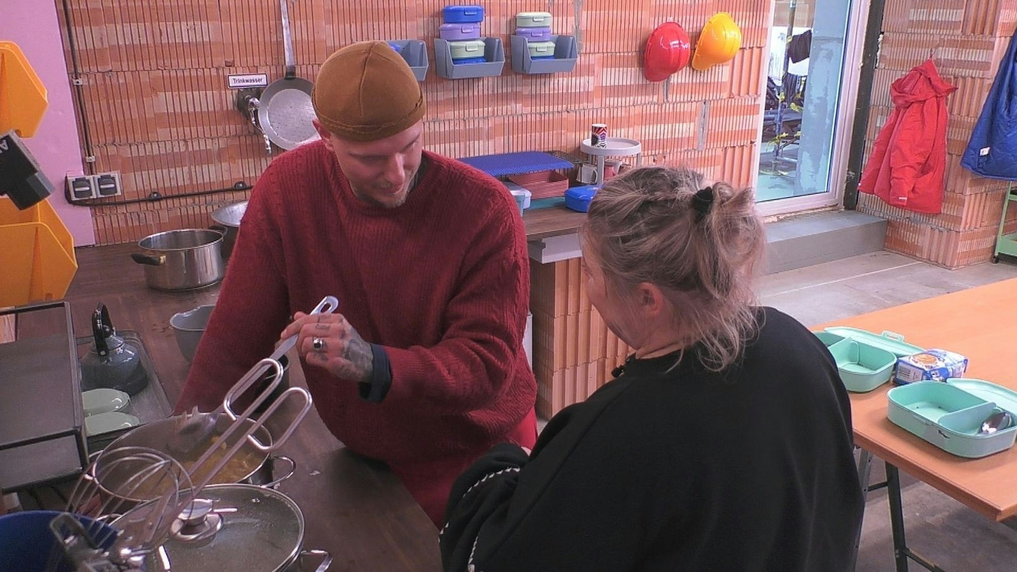 Paco Herb sei „hohl und desinteressiert“, lästert Désirée Nick mit Laura Blond. (Bild: Joyn)