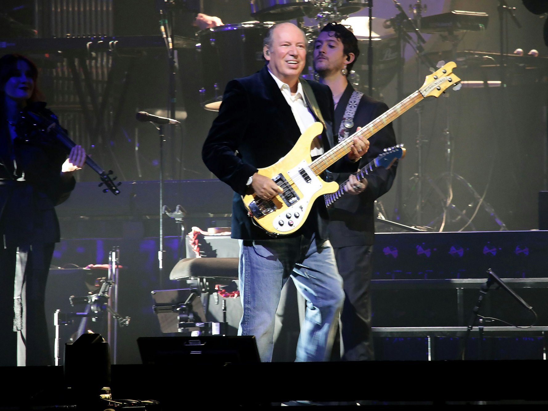 Hans Zimmer beim Konzert auf der Bühne.