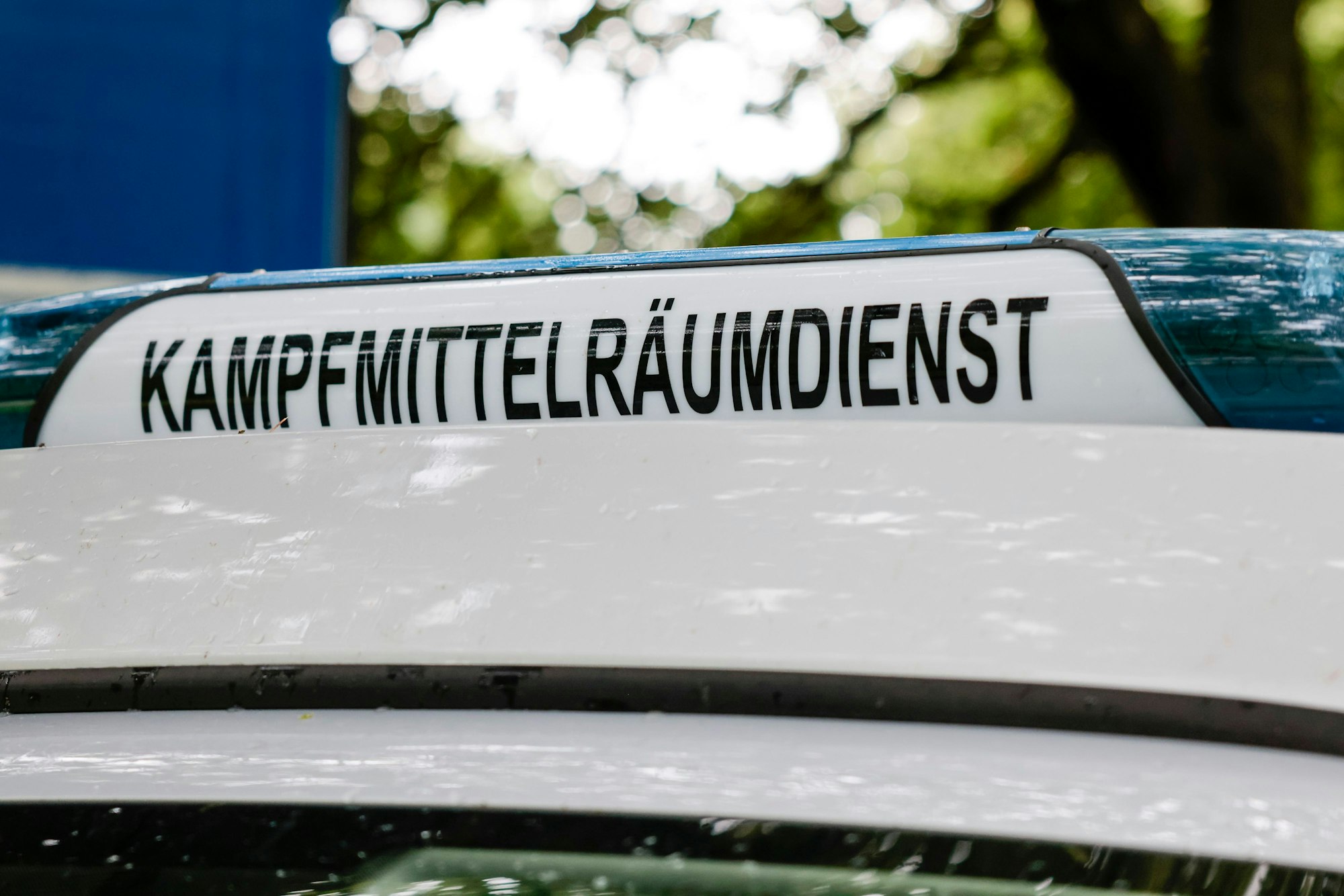 Der Schriftzug „Kampfmittelräumdienst“ ist an einem Einsatzfahrzeug angebracht.