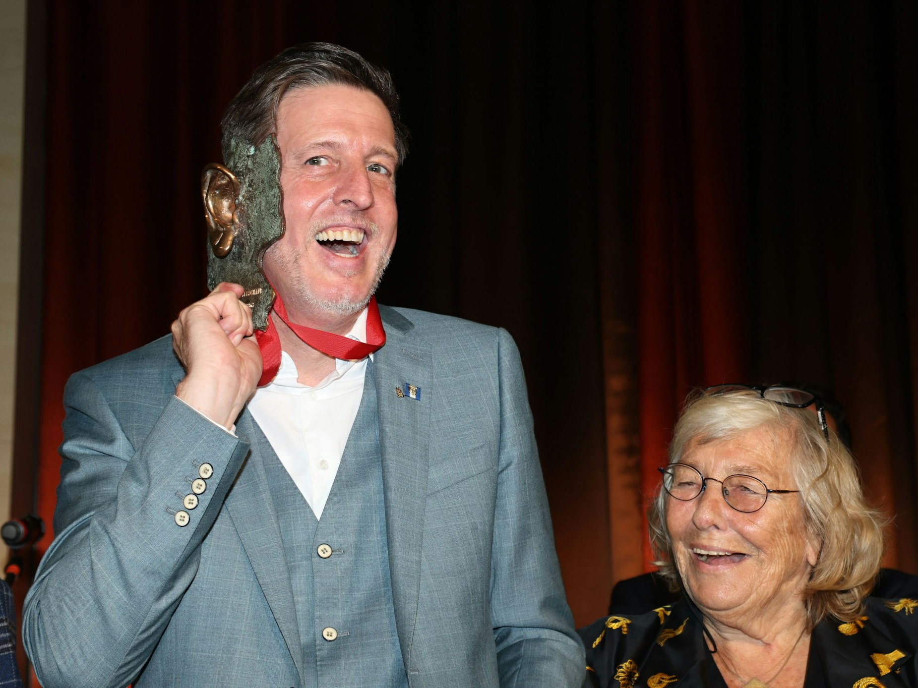 André Schulze Isfort und Carmen Thomas bei der Verleihung des Ohrenordens.