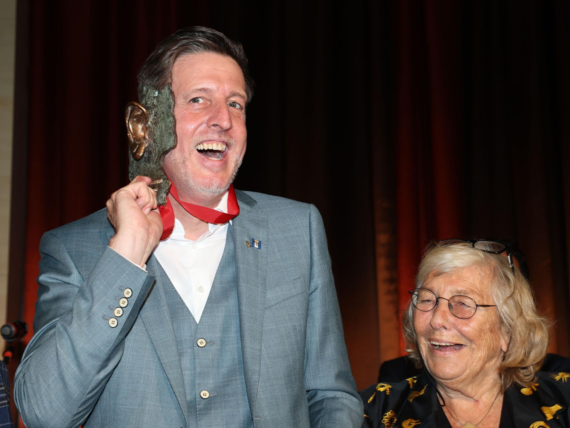 André Schulze Isfort und Carmen Thomas bei der Verleihung des Ohrenordens.