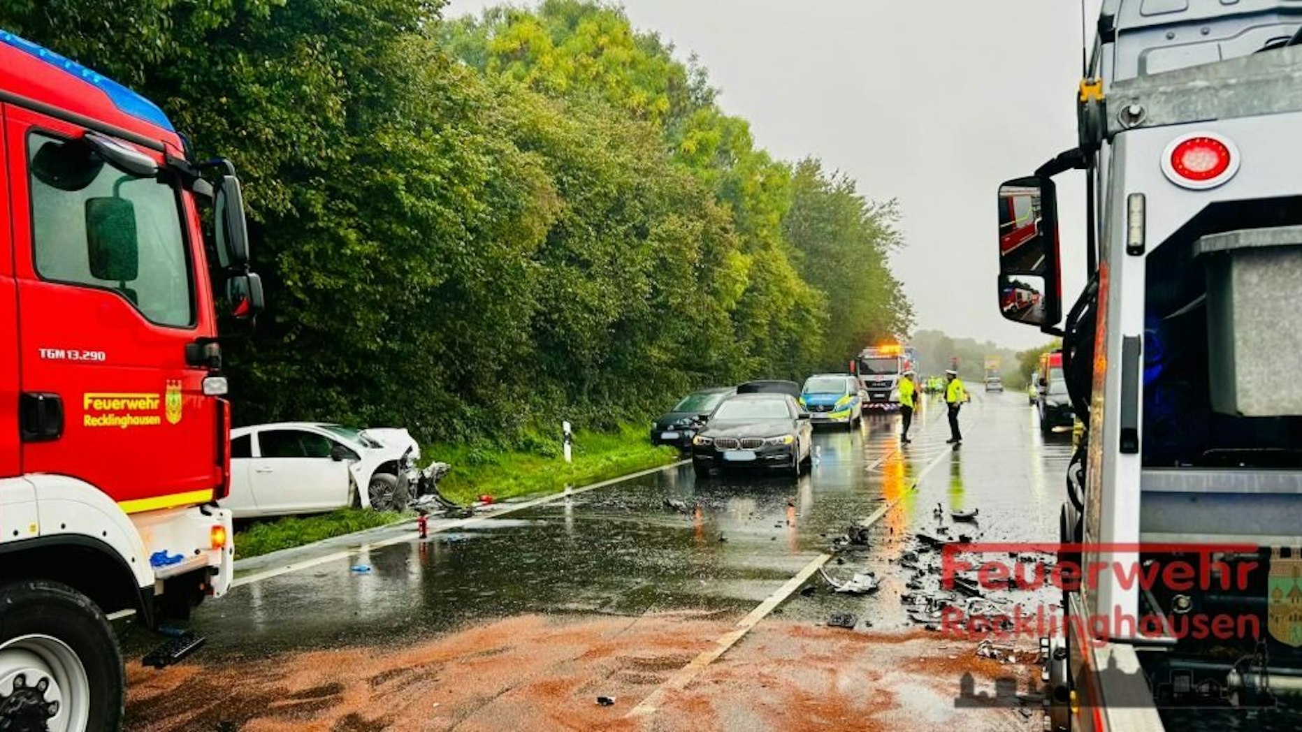 Unfallstelle auf der L511 mit mehreren Fahrzeugen und Einsatzkräften.