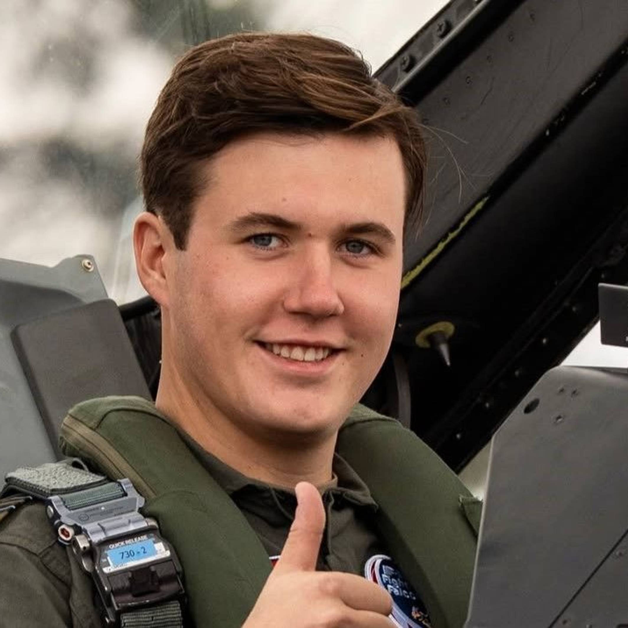 Kronprinz Christian macht den Daumen hoch.