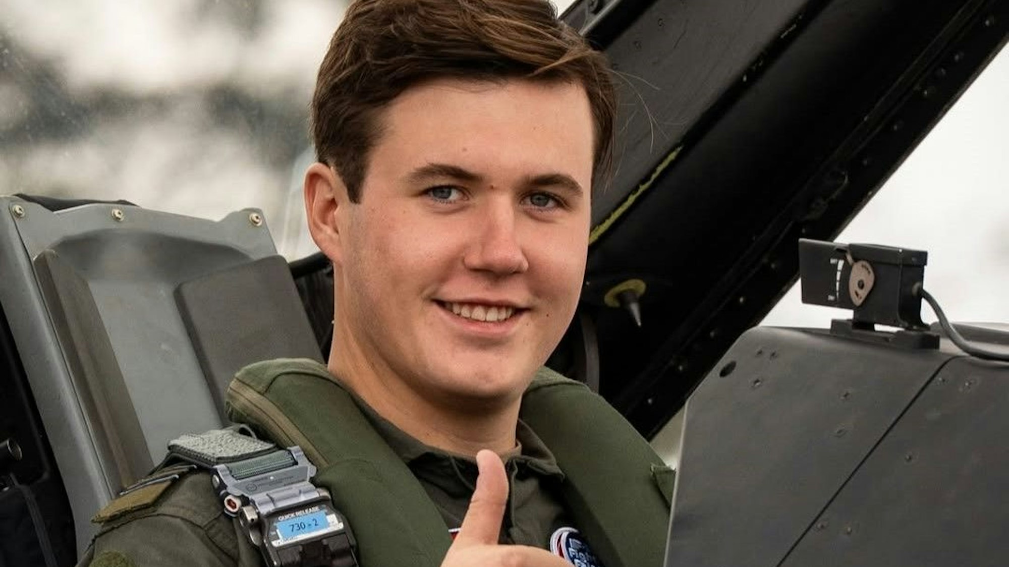 Kronprinz Christian macht den Daumen hoch.