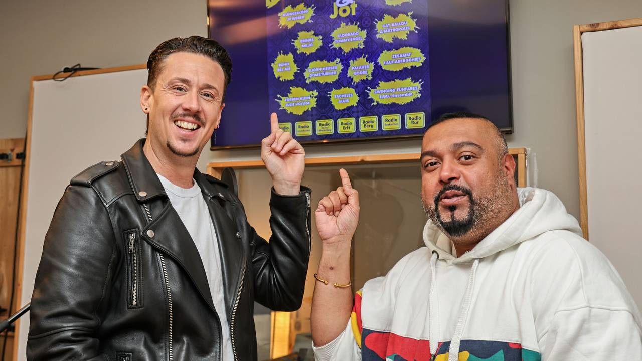 Manuel Sauer und Elvis Katticaren zeigen auf das Cover von „Kölsch & Jot – Top Jeck 2026“.