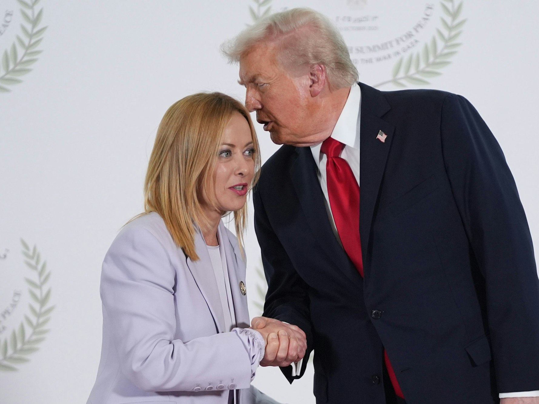 US-Präsident Donald Trump (r) fragte Italiens Ministerpräsidentin Giorgia Meloni frech: „Es macht Ihnen nichts aus, wenn man Sie schön nennt, stimmt's? Denn Sie sind es.“