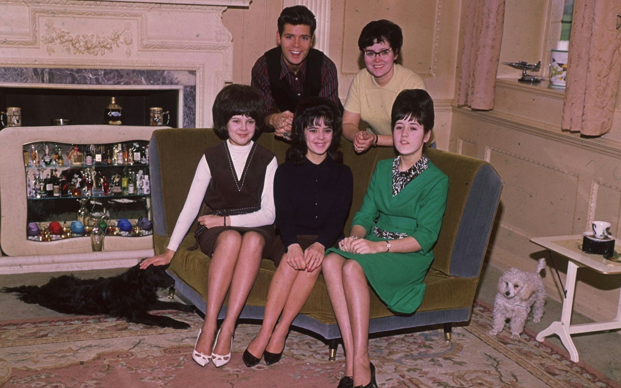 Cliff Richard war stets ein Familienmensch und der Hahn im Korb: Hier sieht man den Popstar mit seiner Mutter Dorothy (oben, rechts) und seinen drei Schwestern. (Bild: Peter Hustler/Central Press/Getty Images)