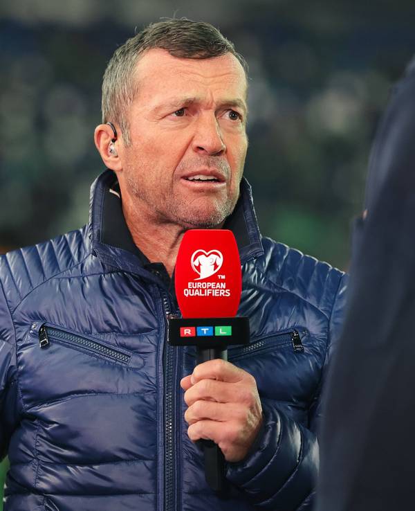 Lothar Matthäus spricht in ein RTL-Mikro.