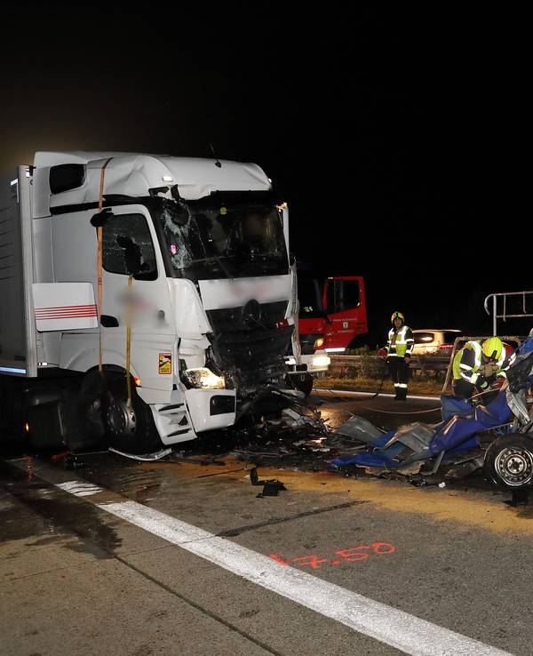 Ein Trümmerfeld auf der Autobahn nach einem schlimmen Unfall