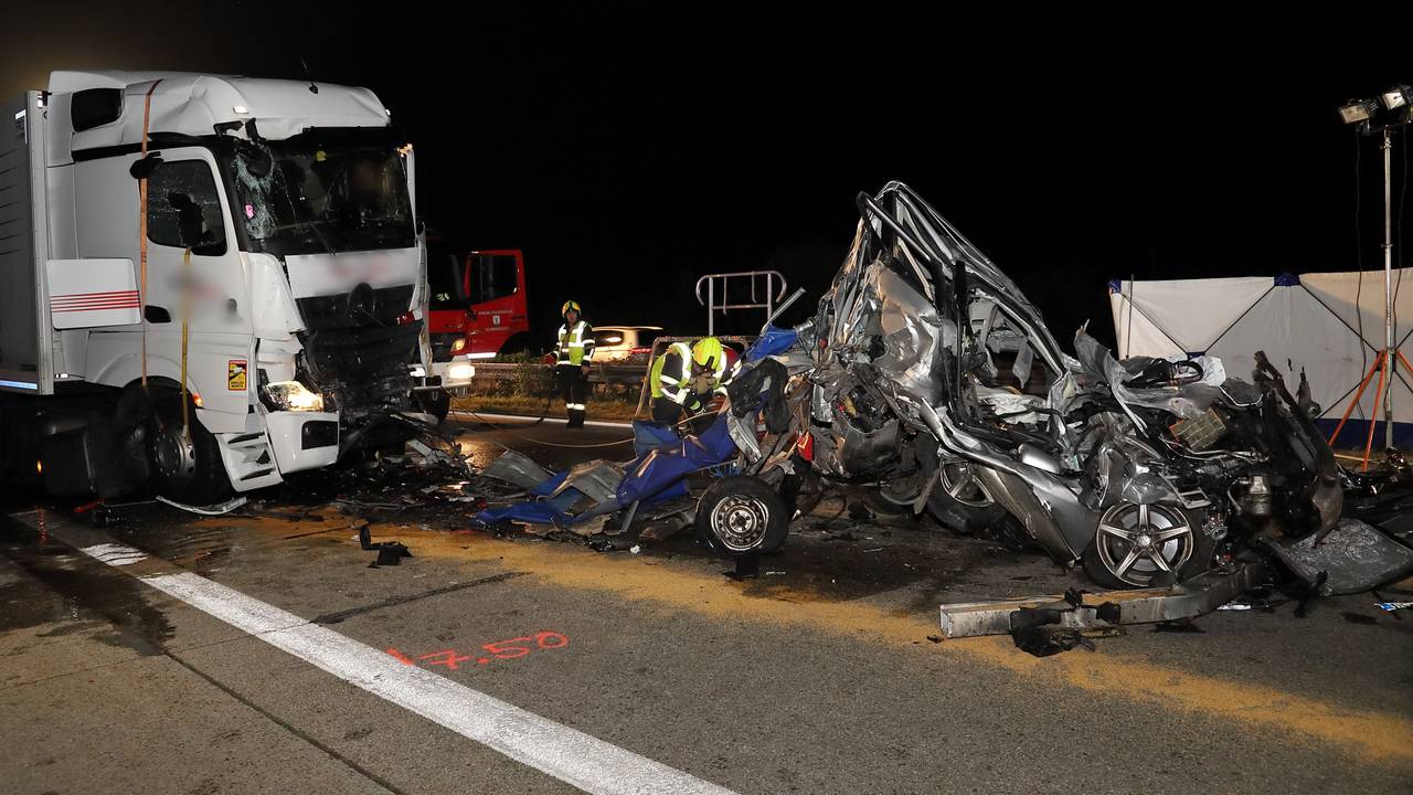 Ein Trümmerfeld auf der Autobahn nach einem schlimmen Unfall