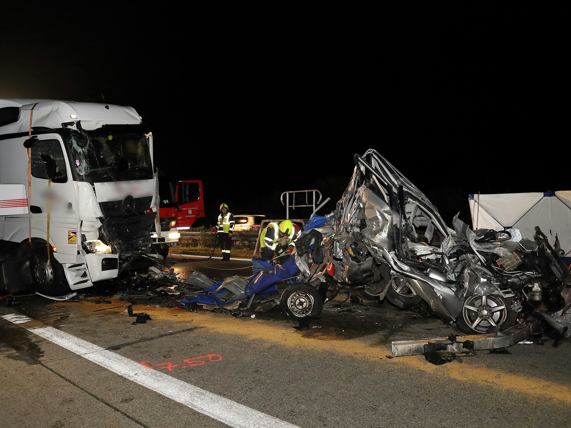 Ein Trümmerfeld auf der Autobahn nach einem schlimmen Unfall