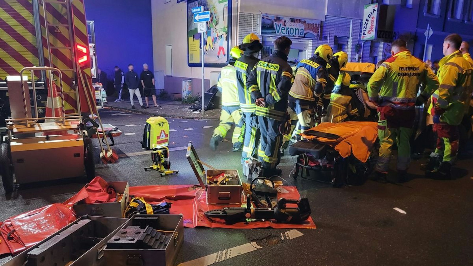 Unfallstelle in Oberhausen mit zwei demolierten Autos.