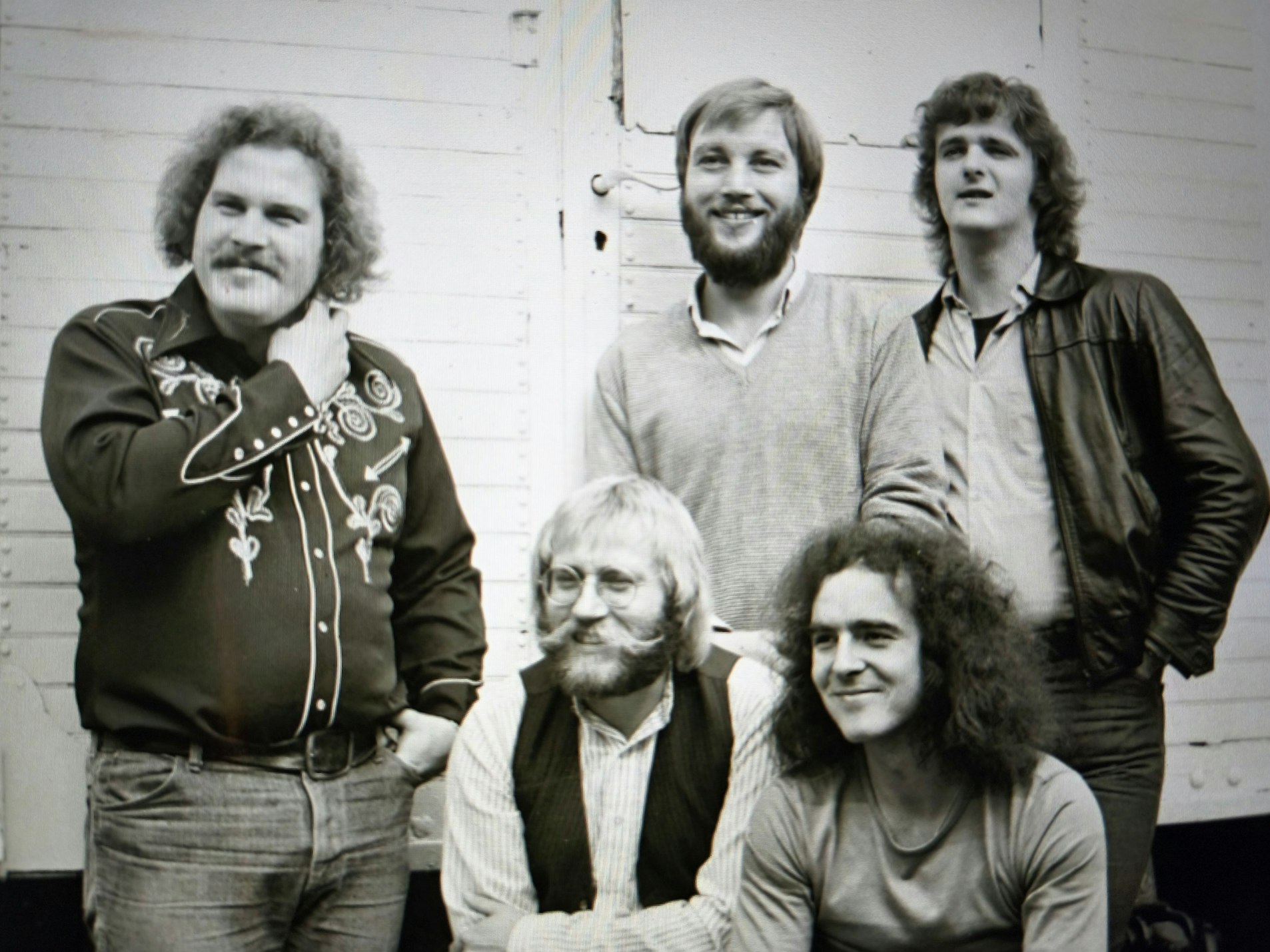 Die Höhner anno 1970: Zwei Männer hocken, dahinter stehen drei Männer.