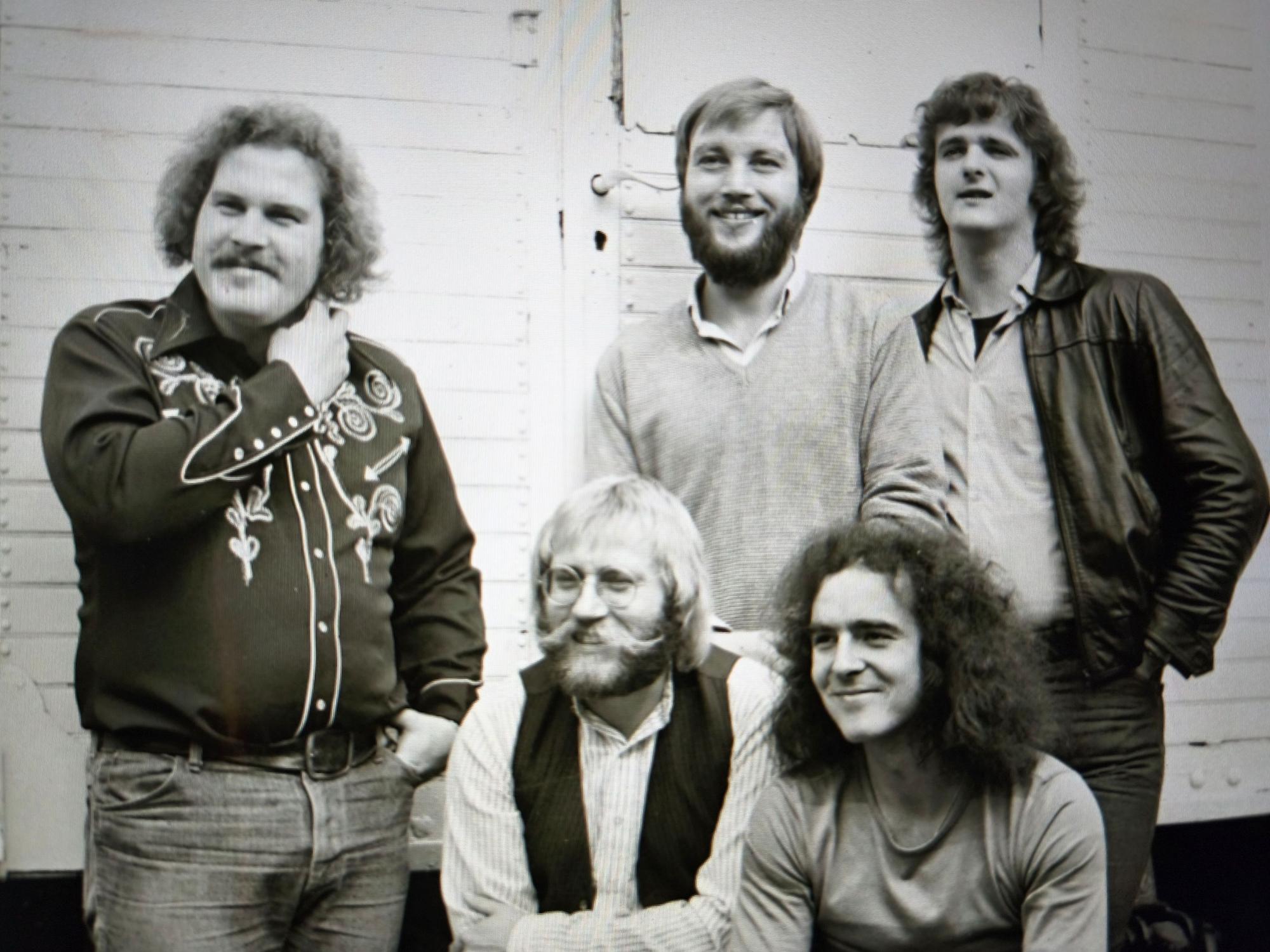 Die Höhner anno 1970: Zwei Männer hocken, dahinter stehen drei Männer.