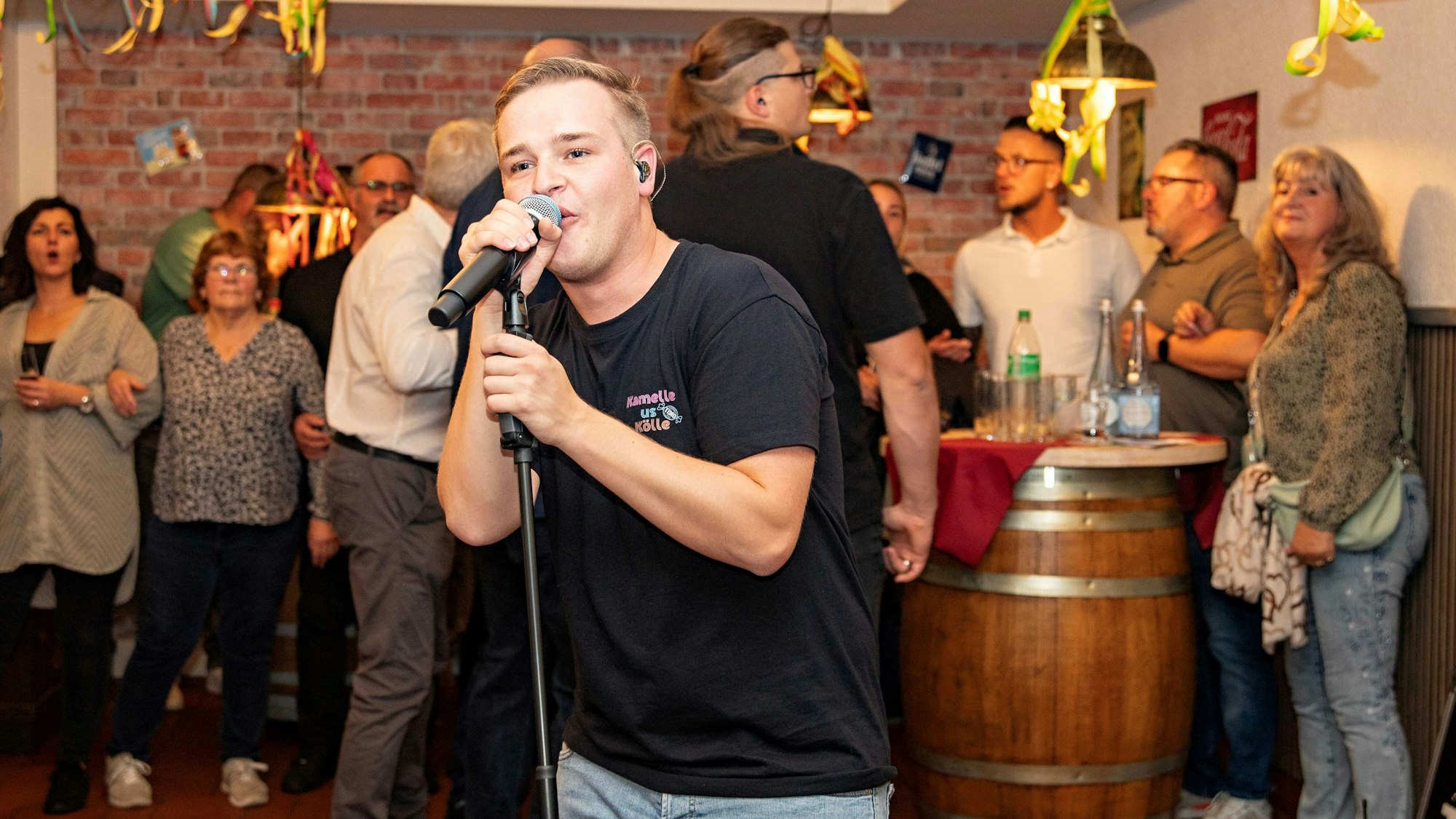Timo Schwarzendahl singt in einem Gasthaus.