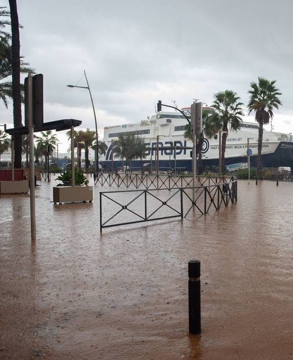 Eine überflutete Straße auf der Baleareninsel Ibiza. Heftige Regenfälle haben zahlreiche Straßen der Mittelmeerregion Spaniens in reißende Flüsse verwandelt.