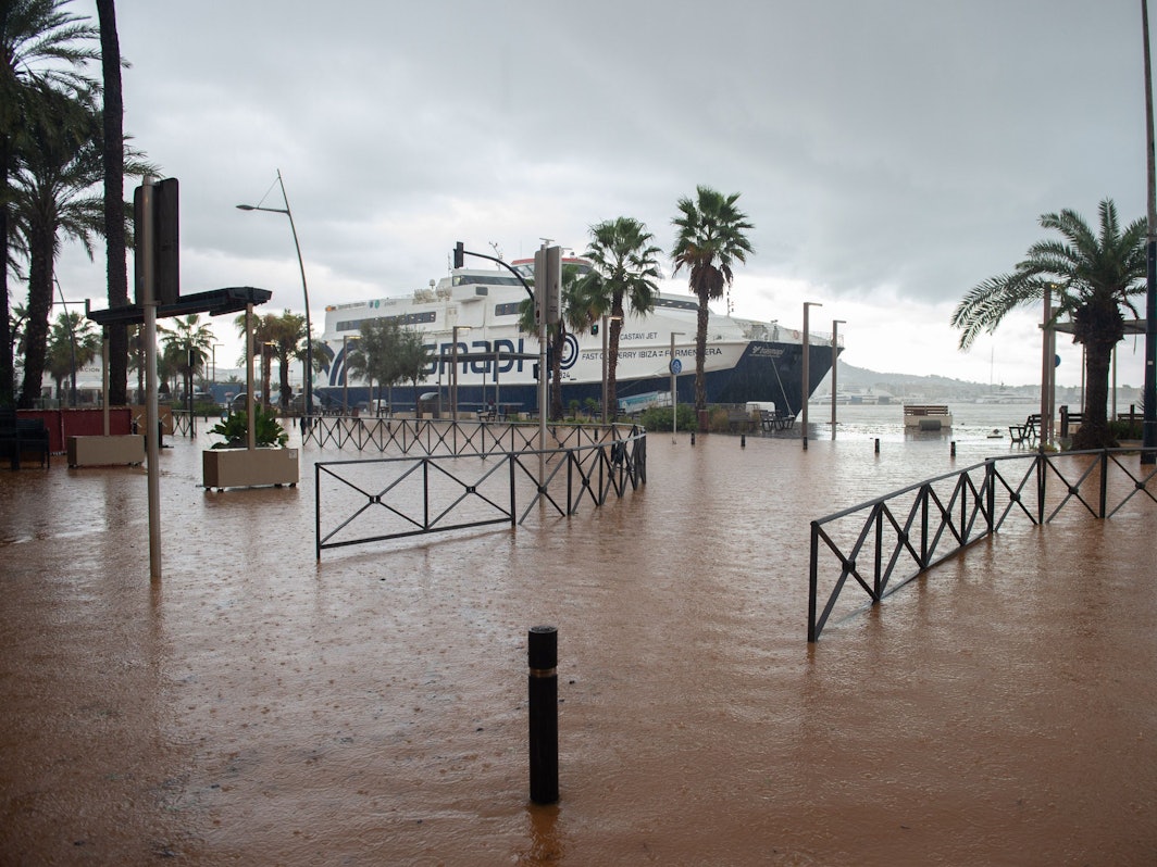 Eine überflutete Straße auf der Baleareninsel Ibiza. Heftige Regenfälle haben zahlreiche Straßen der Mittelmeerregion Spaniens in reißende Flüsse verwandelt.