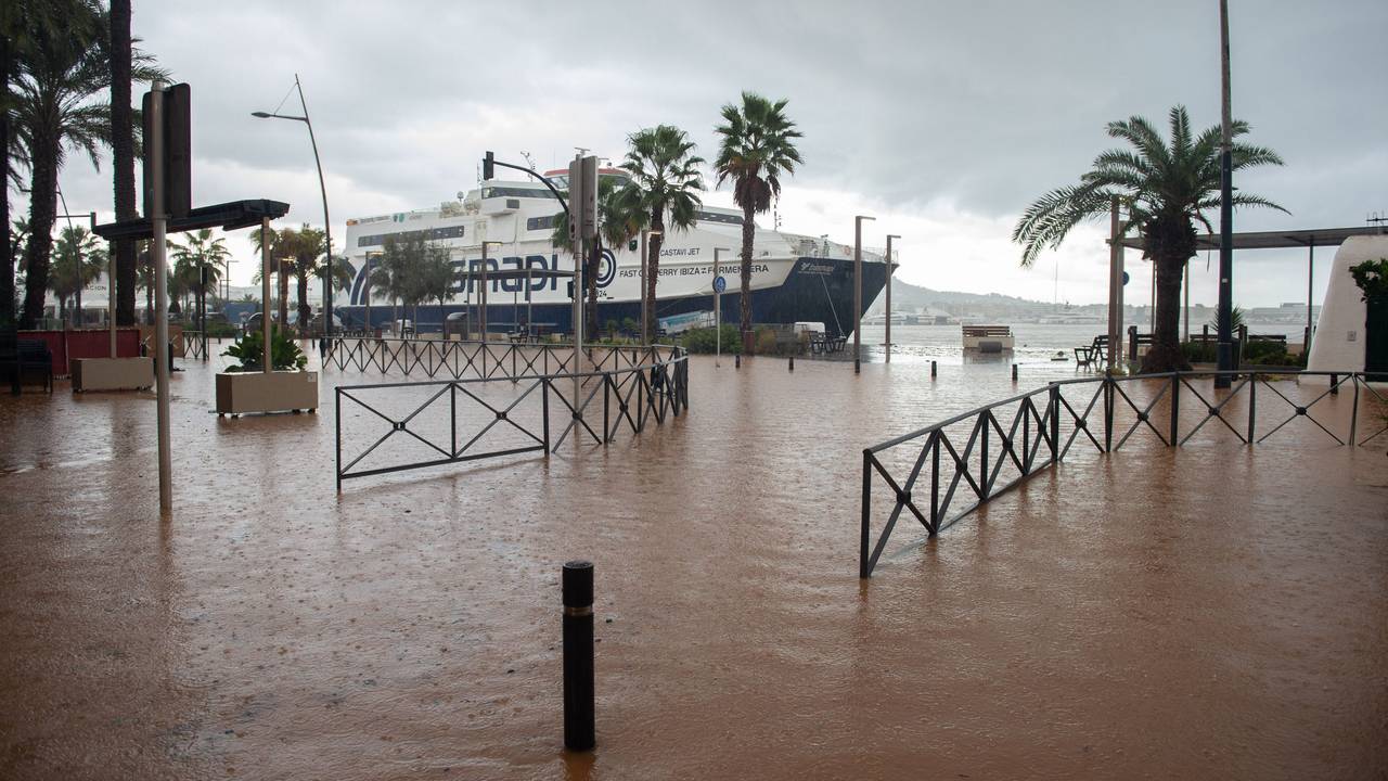 Eine überflutete Straße auf der Baleareninsel Ibiza. Heftige Regenfälle haben zahlreiche Straßen der Mittelmeerregion Spaniens in reißende Flüsse verwandelt.