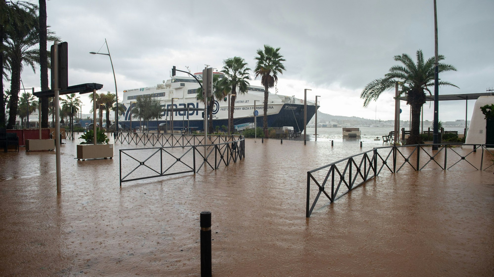 Eine überflutete Straße auf der Baleareninsel Ibiza. Heftige Regenfälle haben zahlreiche Straßen der Mittelmeerregion Spaniens in reißende Flüsse verwandelt.
