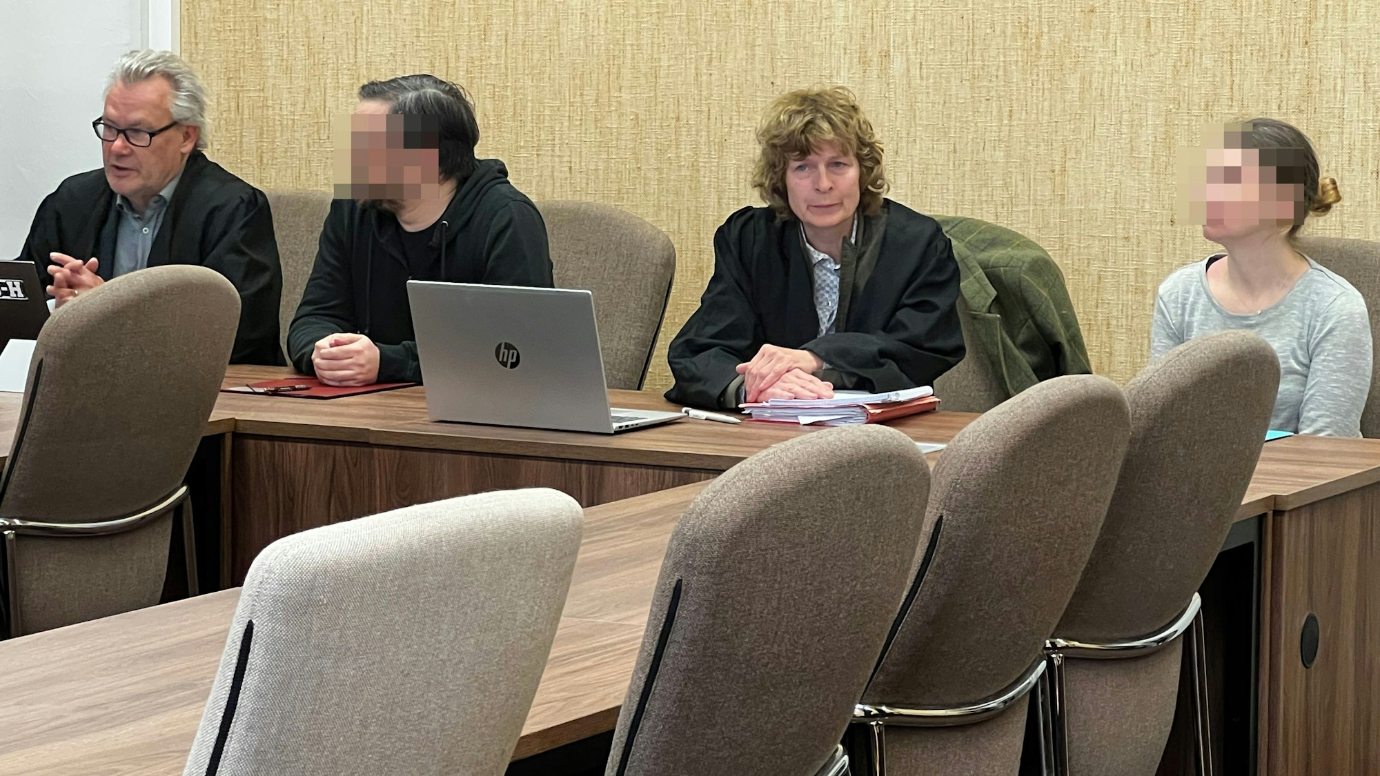 Die Angeklagten, ein Ehepaar, sitzt neben ihren Verteidigern auf der Anklagebank.