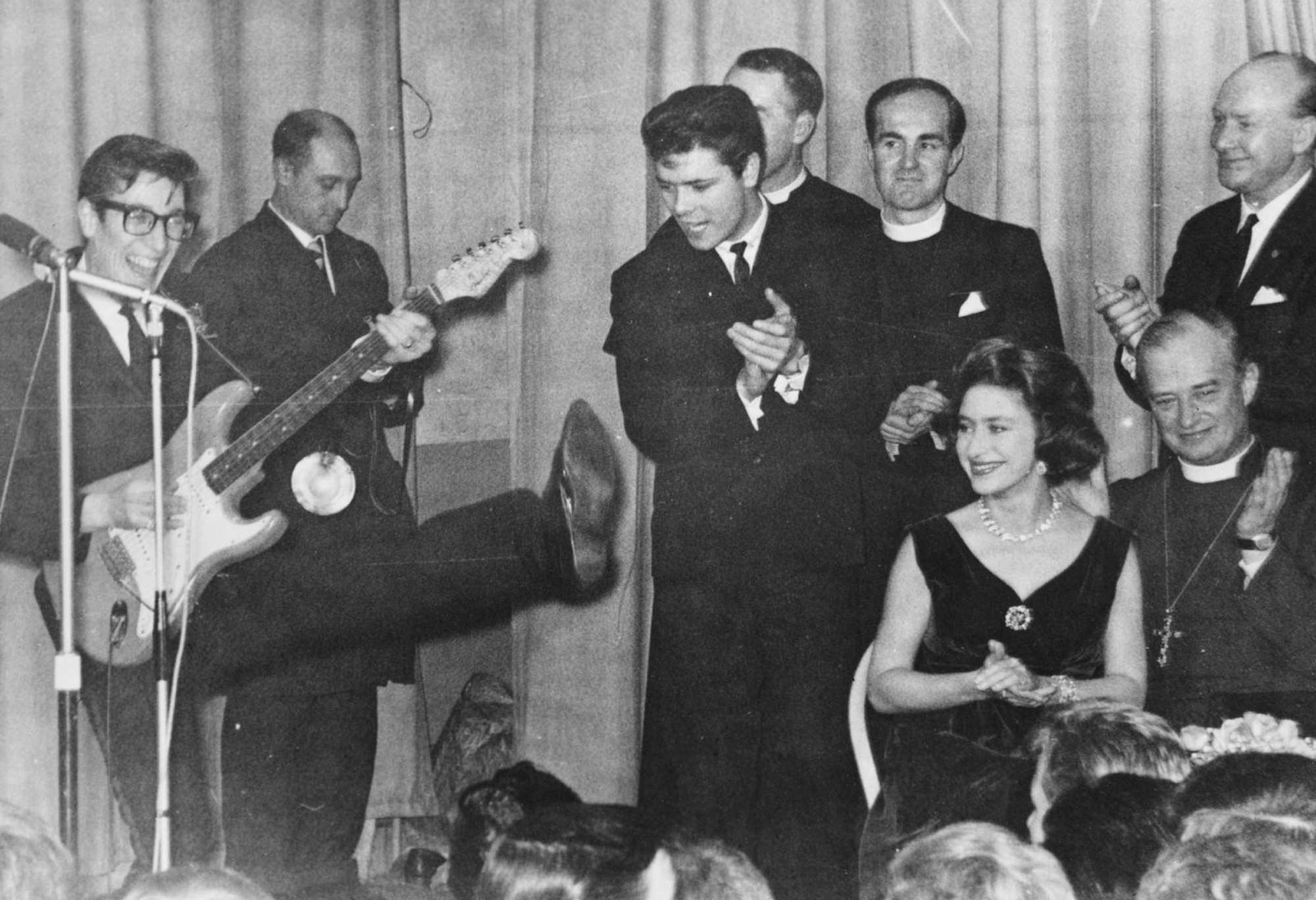 Familientaugliche Unterhaltung: 1962 spielten Cliff Richard und seine Band Ths Shadows für Prinzessin Margaret und den Bischof von Bath (rechts, sitzend). (Bild: Keystone/Hulton Archive/Getty Images)