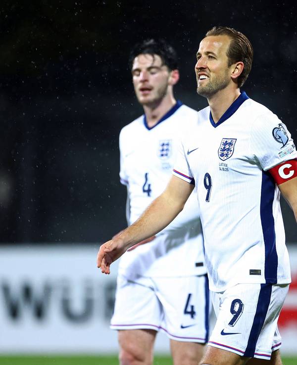 Harry Kane mit guter Laune auf dem Spielfeld.