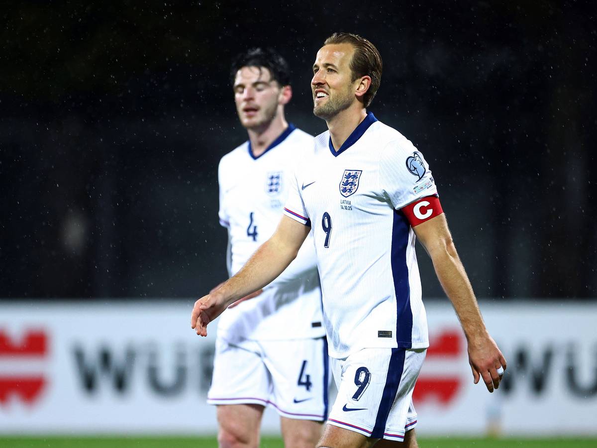 Harry Kane mit guter Laune auf dem Spielfeld.