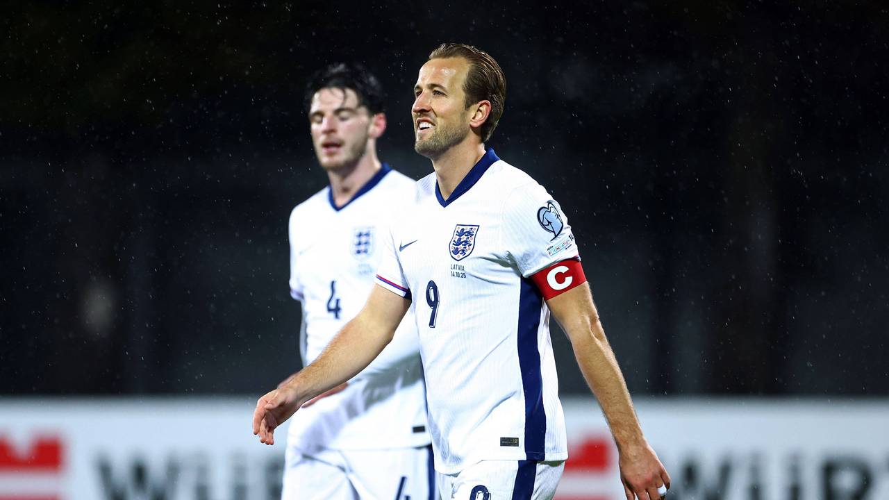Harry Kane mit guter Laune auf dem Spielfeld.