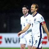 Harry Kane mit guter Laune auf dem Spielfeld.