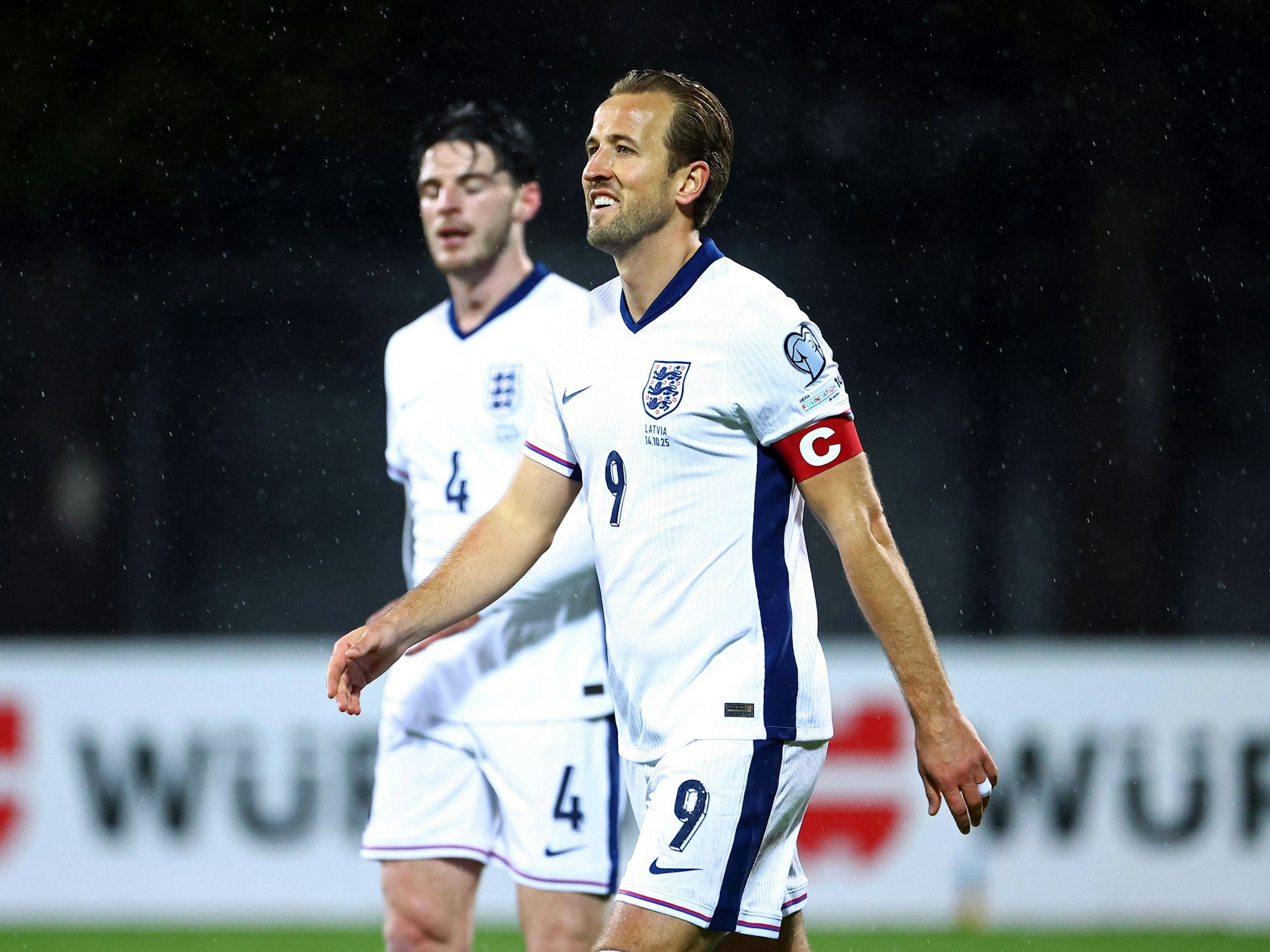 Harry Kane mit guter Laune auf dem Spielfeld.