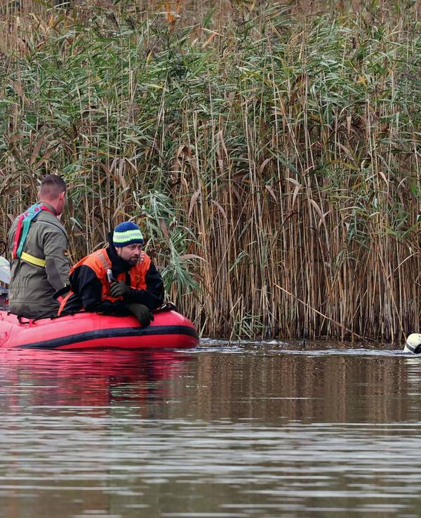 Bei der Suche nach dem vermissten achtjährigen Fabian wird der Uferbereich am Inselsee mit Schlauchbooten, Tauchern und Einsatzkräften in Wathosen durchkämmt.