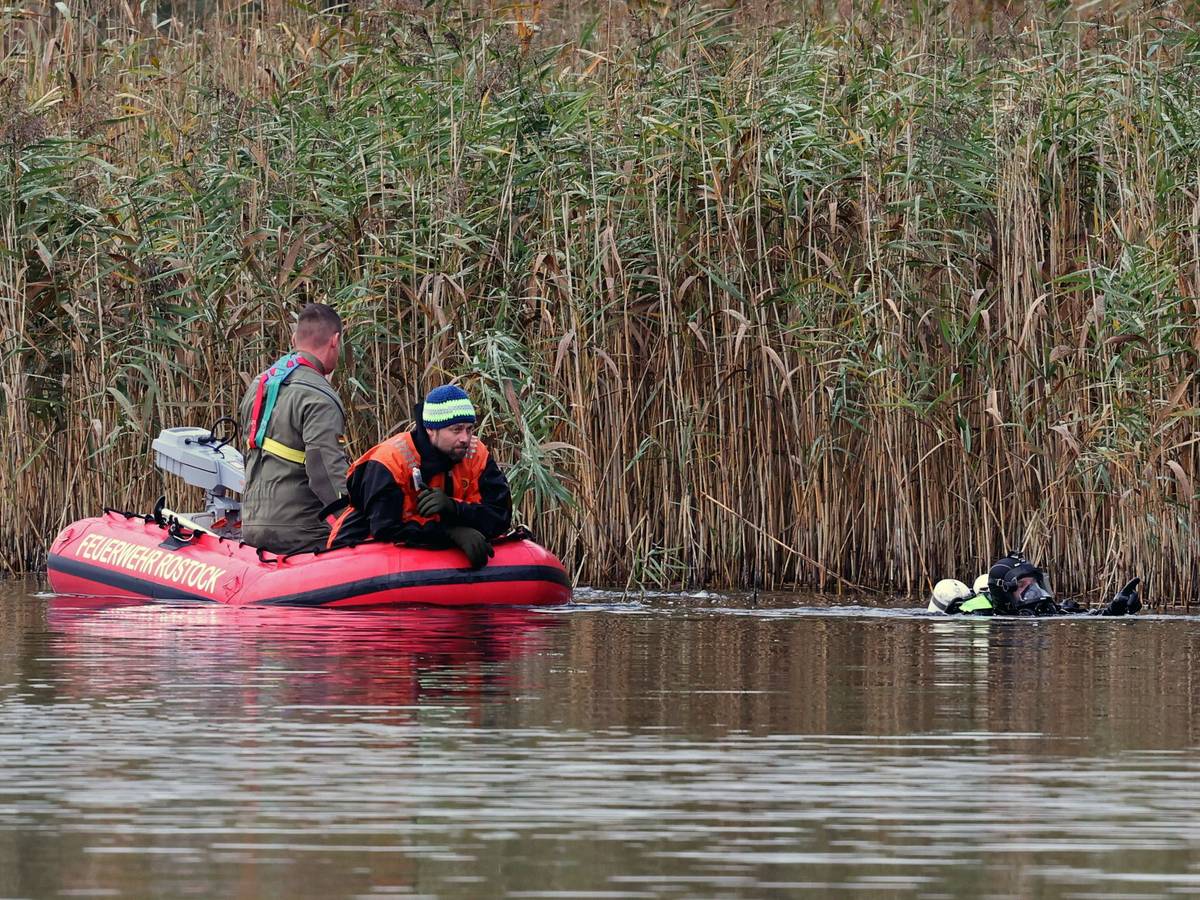 Bei der Suche nach dem vermissten achtjährigen Fabian wird der Uferbereich am Inselsee mit Schlauchbooten, Tauchern und Einsatzkräften in Wathosen durchkämmt.