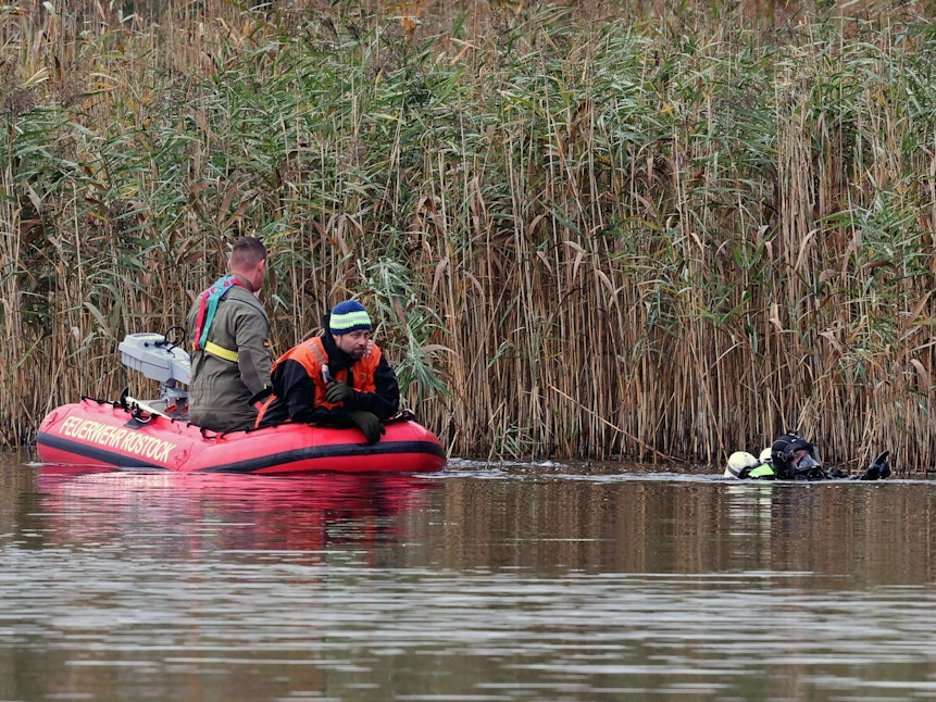 Bei der Suche nach dem vermissten achtjährigen Fabian wird der Uferbereich am Inselsee mit Schlauchbooten, Tauchern und Einsatzkräften in Wathosen durchkämmt.