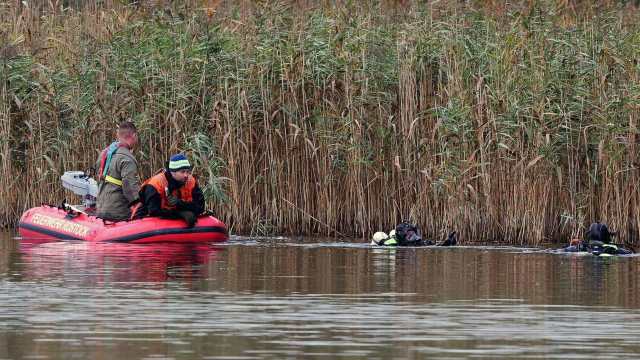 Bei der Suche nach dem vermissten achtjährigen Fabian wird der Uferbereich am Inselsee mit Schlauchbooten, Tauchern und Einsatzkräften in Wathosen durchkämmt.
