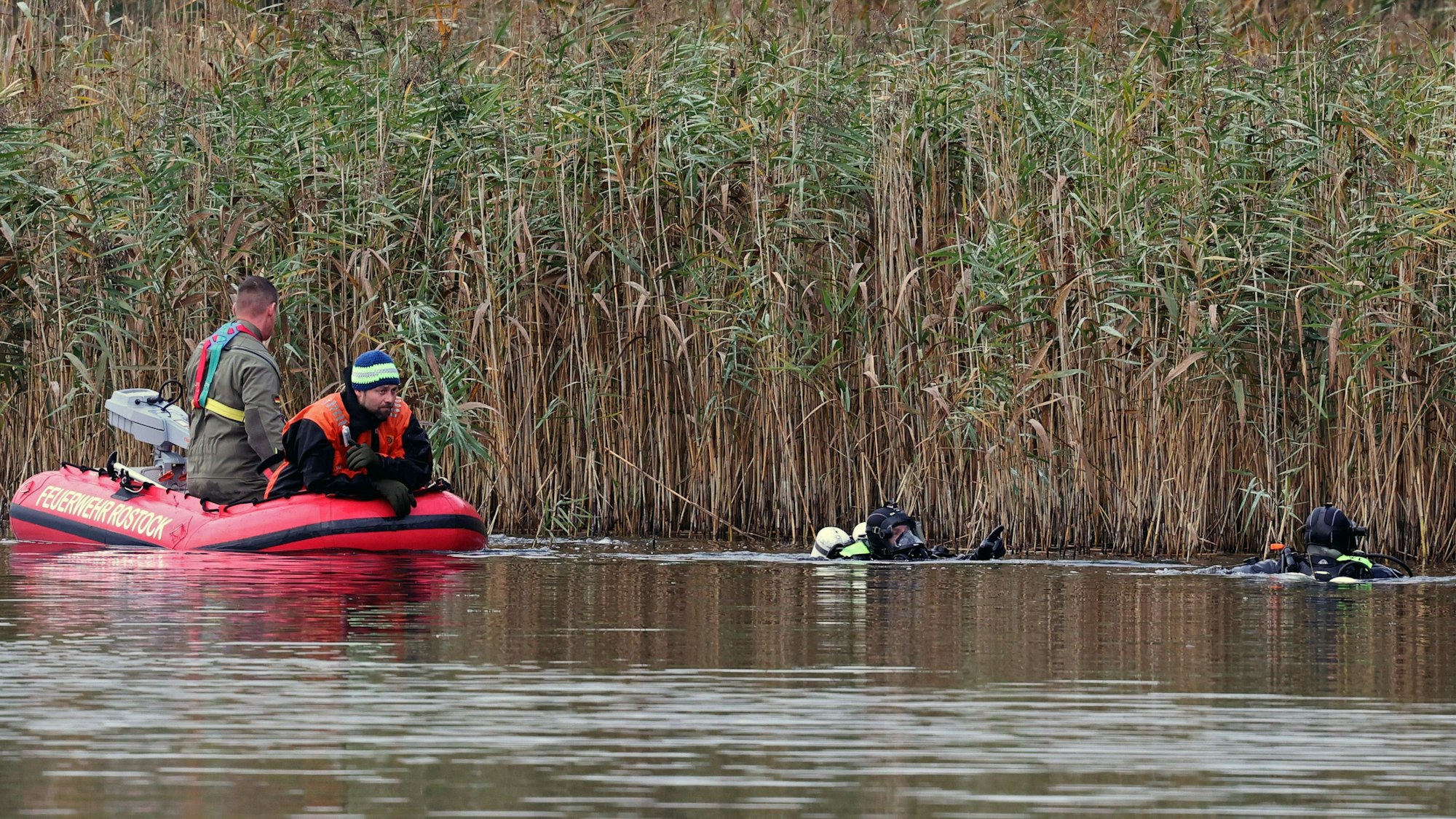 Bei der Suche nach dem vermissten achtjährigen Fabian wird der Uferbereich am Inselsee mit Schlauchbooten, Tauchern und Einsatzkräften in Wathosen durchkämmt.