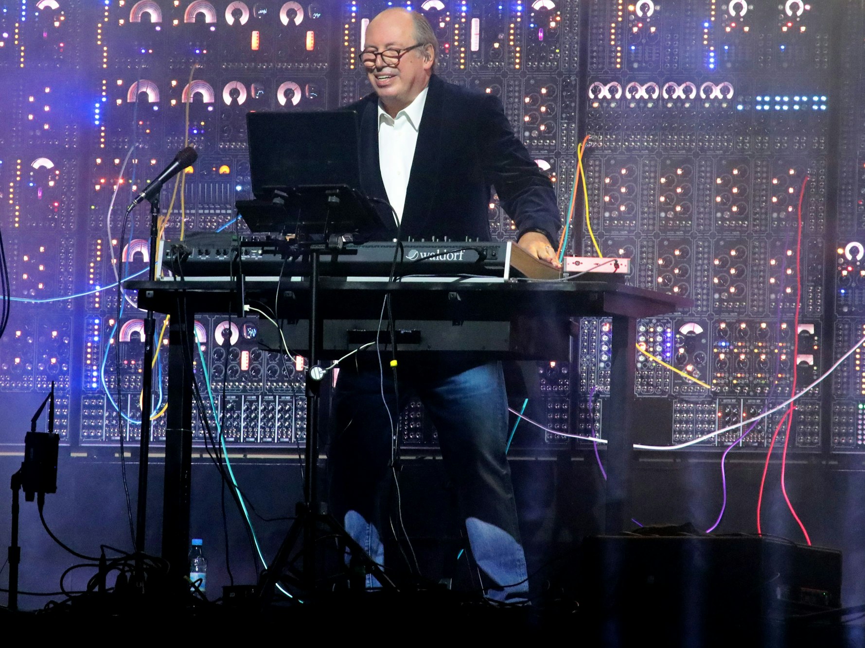 Hans Zimmer steht beim Konzert am Synthesizer.