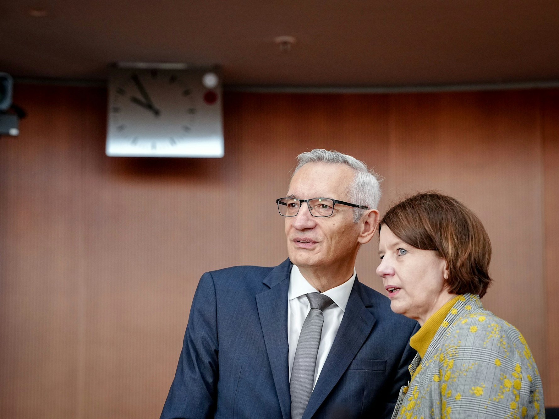 Martin Jäger, Präsident des Bundesnachrichtendienstes, und Martina Rosenberg, Präsidentin des Bundesamtes für den Militärischen Abschirmdienst, bei der Anhörung durch das Parlamentarische Kontrollgremium. (Archivbild)