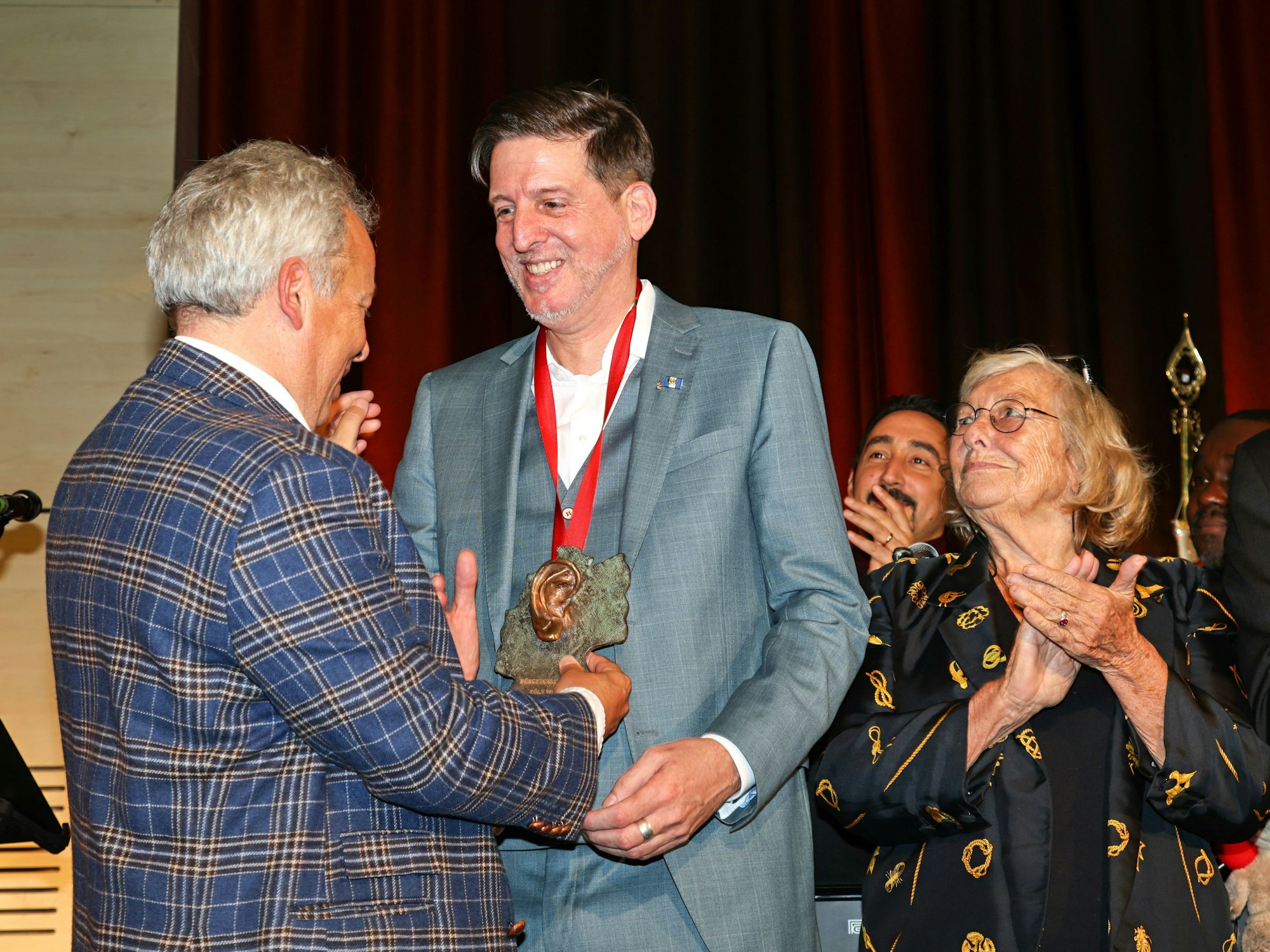 Michael Melles hängt André Schulze Isfort den Orden um.