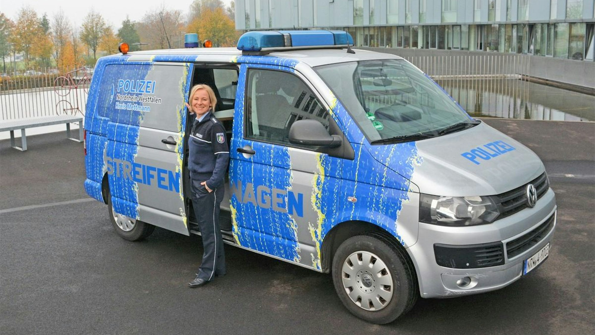 Ein auffällig lackierter Streifenwagen der Polizei.