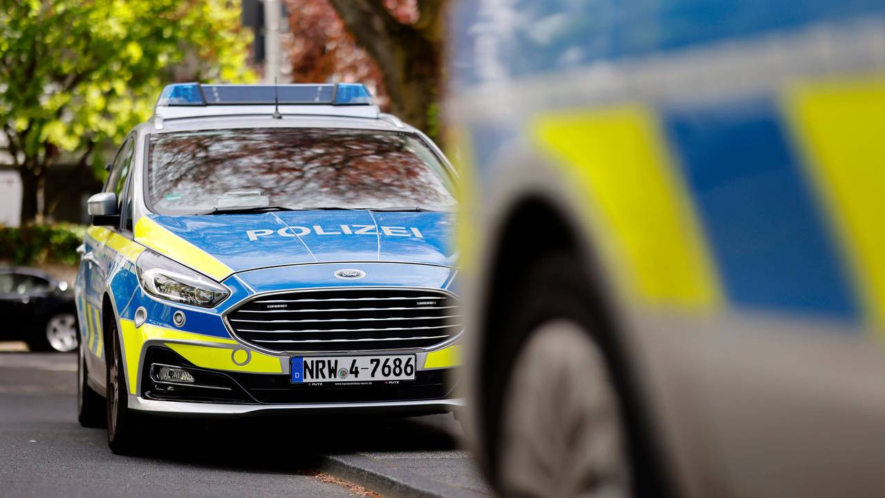 Polizeifahrzeuge bei einem Einsatz. (Symbolfoto)